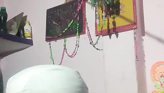 Evli kadın genç amcığını kocasına gösteriyor