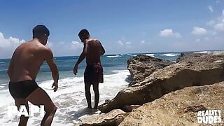 Pedaços de Athuel e Saul se reúnem na praia antes de se retirarem dentro chupando um ao outro em privado - PAPI
