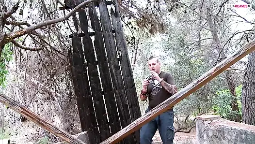 Ateşli kaltak büyük bir yarak sıkı amcığını sikerken zevkle çığlık atıyor