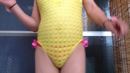 Azione sexy di costume da bagno giallo