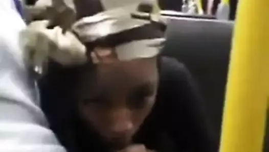 Une fille noire suce dans le métro