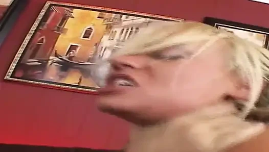 Seks threesome ceroboh bareng cewek hot rambut pirang