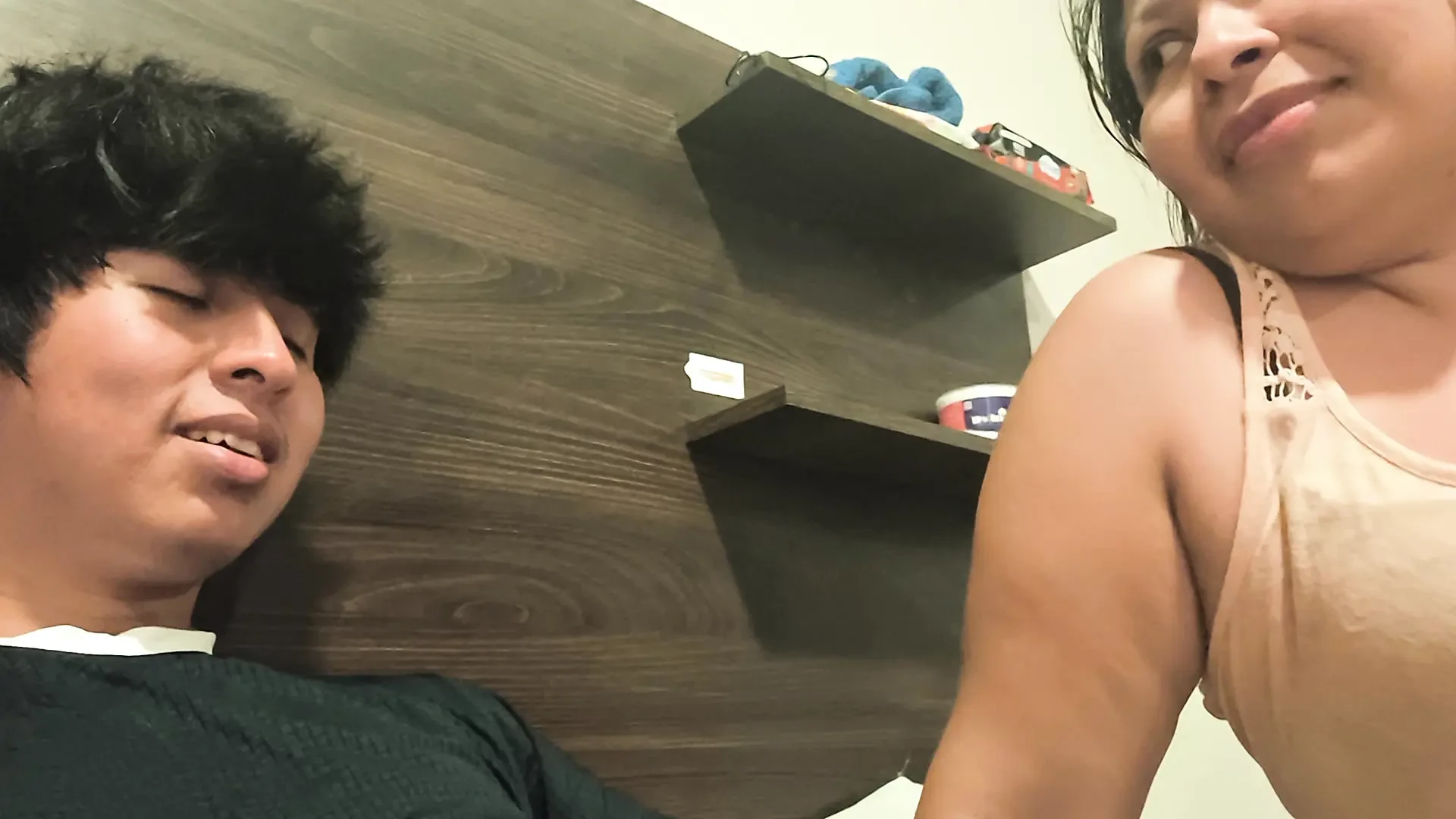 这个单身妈妈想要从我身上得到更多的牛奶，但我不再有一滴水了，她是一个婊子