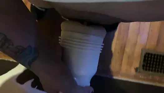 bakire oyuncak kullanır