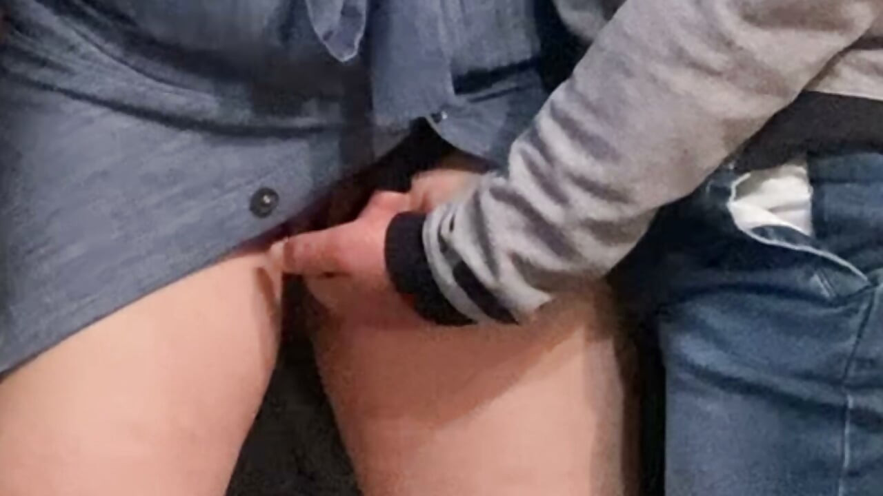 淫乱な女子大生 - 知らない男の指がドレスの中に