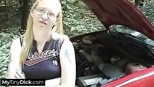 Pecundang kontol kecil dalam simfoni kesenangan saat dia membawanya lebih dalam