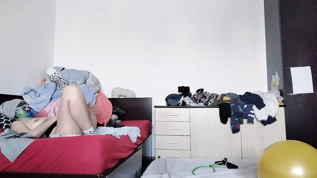 Amateur wife dancing naked through the house.