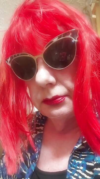 SMOKING VS120 MENTHOLS IN THE BATHROOM - PINK WIG, BLACK GLOVES