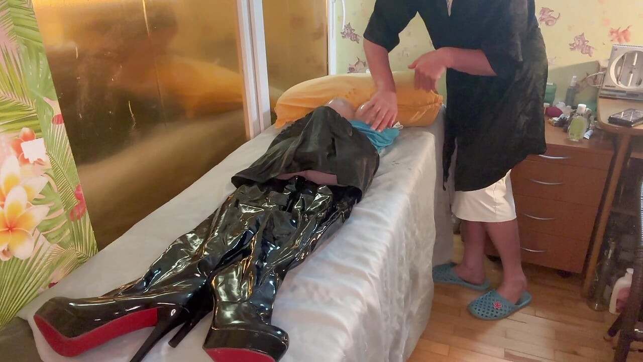 Massage the tranny till cum