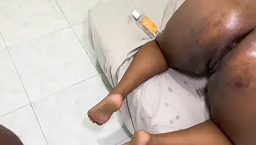 Ejakulasi awal di dalam memek ibu tiriku