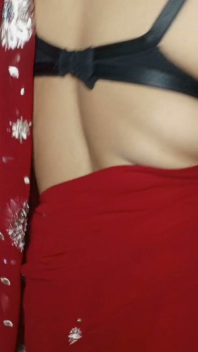 Hermosa chica con sari rojo y tetas grandes apretadas - Video caliente indio desi | Clip 2