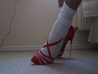 Sepatu hak tinggi merah baru dengan tali silang