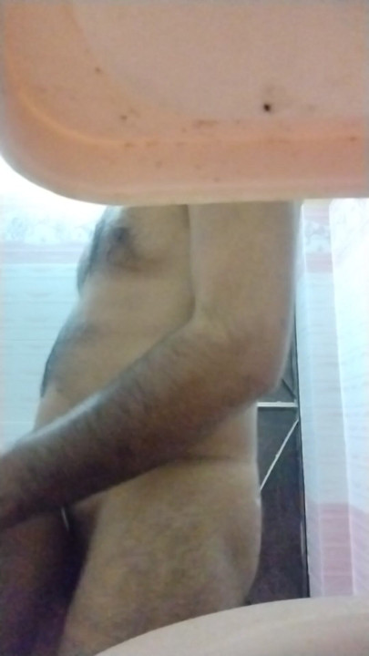 Écolière dans les toilettes de l'internat baise avec l'admin | Clip 1