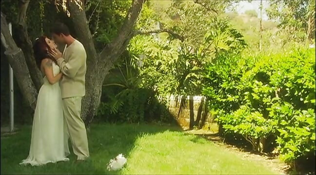 Gata bonita senta-se entre as voltas de seu cara vibrante enfiando sua ferramenta duro contra suas paredes