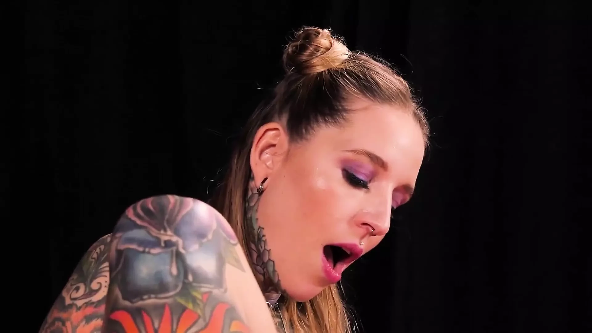 Tattooed Slut Gets Fucked Properly and Makes a Masturbation Show