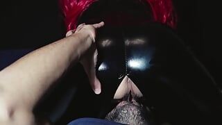 Roodharige meid in latex gelikt tot een orgasme - video