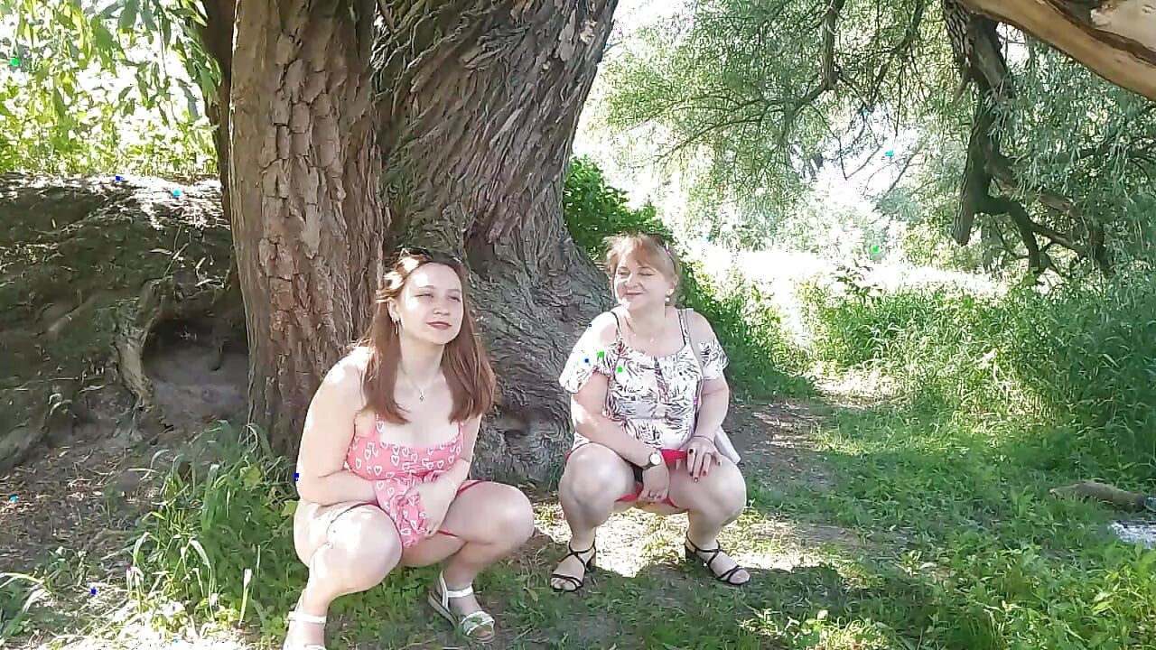 Två kvinnor flicka och mogen milf tog av röda trosor som kissa på sidan av vägen offentligt Pee Utomhus Utanför Lesbiska kyss