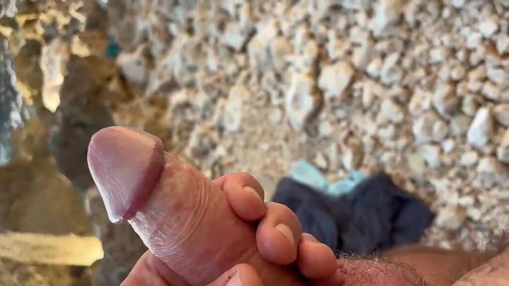 Mostrando pau na praia e masturbação