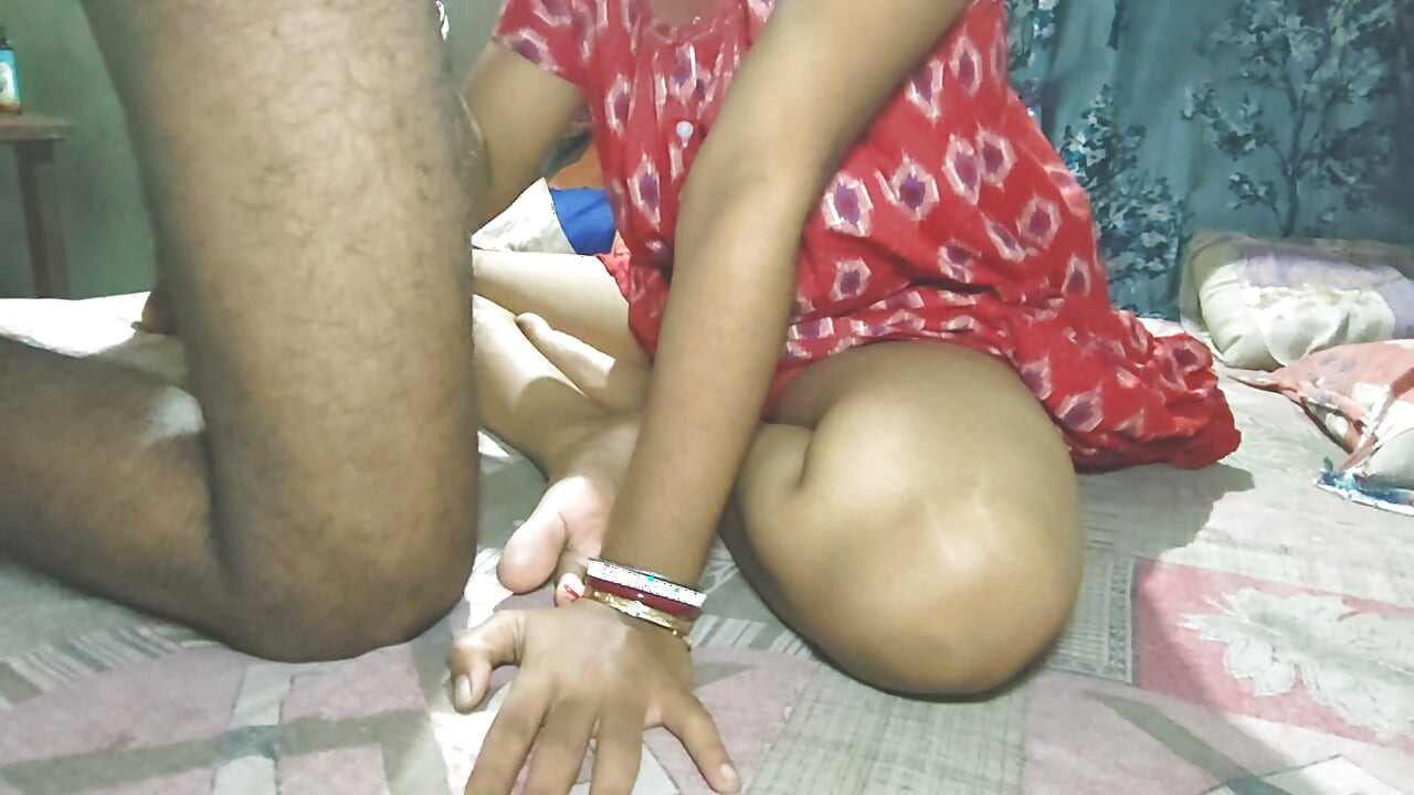 Esposa teen bangali leva creampie na buceta fodendo com o melhor amigo enquanto o marido está no escritório