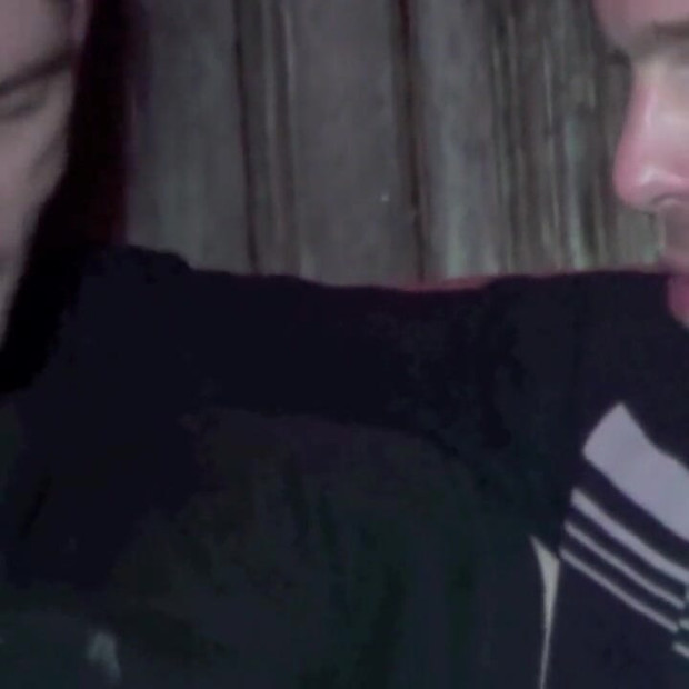 セクシーなイケメン使用によってセクシーなステップパパにサウナ