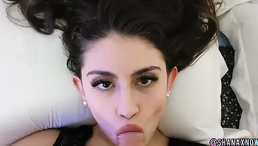 Güzel genç kız oral seks ağız yutuyor