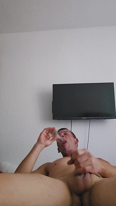 自宅でベッドで
