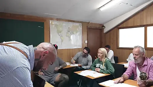Sienna Day nimmt zehn große schwänze in einem gangbang und endet mit einer gesichtsbesamung