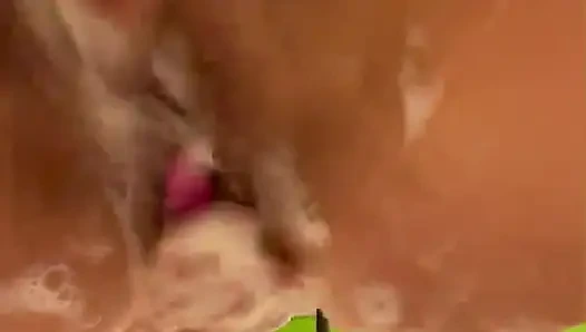Cewek bahenol ini lagi asik muasin memetukan - close up