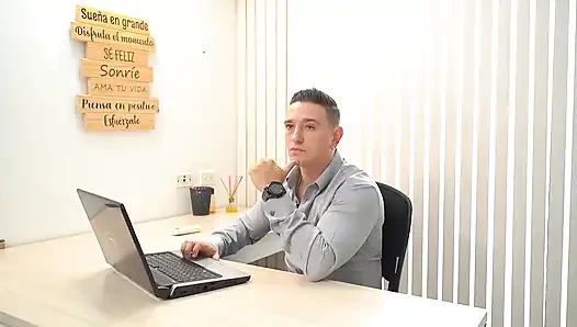 Кримпай - грудастый извращенец становится на колени во время собеседования и сосет хуй ее босса, пока она не получит работу