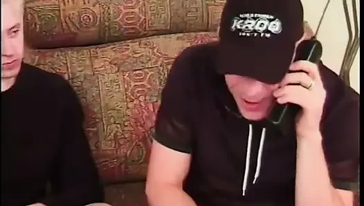 Cewek kembar pirang dan pria di cap melakukan threesome dengan pelacur pirang seksi