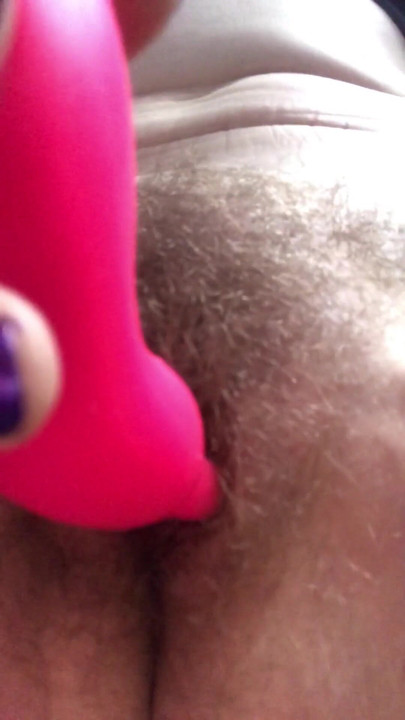 Herrin Wriggler wichst, um zu versuchen, ihre armselige selbst zu jubeln | Clip 2