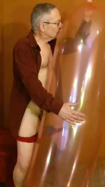 Memorable moment from "Balloonbanger 67) GL500 Balloon Hump w 32" Long Neck Balloon Blast Intro"
