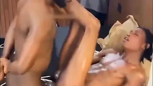 Biseksüel Menajerim Beni Sikiyor