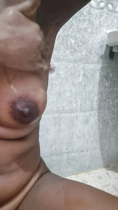 おっぱいクローズアップ＆ワキの下のお掃除