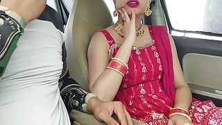 Schattige Indische mooie babe wordt geneukt met een enorme lul in de auto buitenshuis - risicovolle openbare seks.