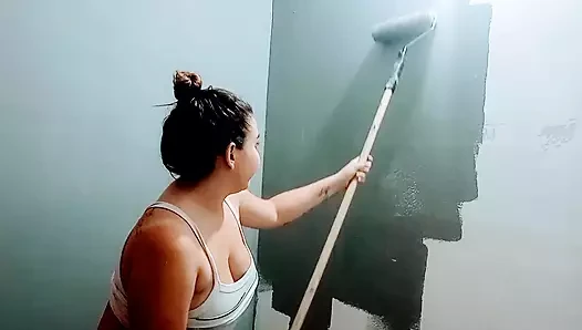 My stepsister's bitch paints the room almost naked, what a great ass she has and her breasts look delicious