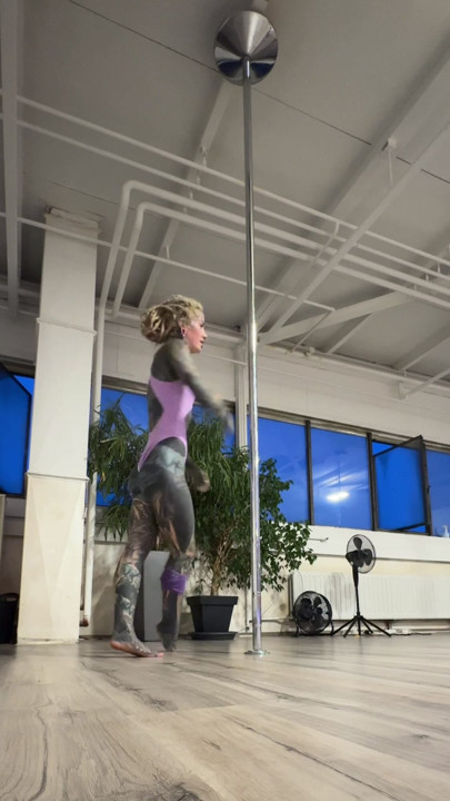 Do you like my new pole trick ? FOllow me for more now.
