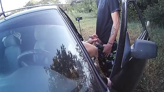 Я привел свою подругу в парк и дал ей пососать мой хуй