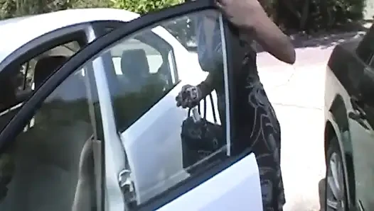 Sarışın orta yaşlı seksi kadın kalın yarak alıyor ve yüzüne boşaltıyor
