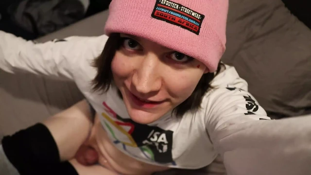 Симпатичная фигуристка Femboy дрочит и поедает свою собственную сперму