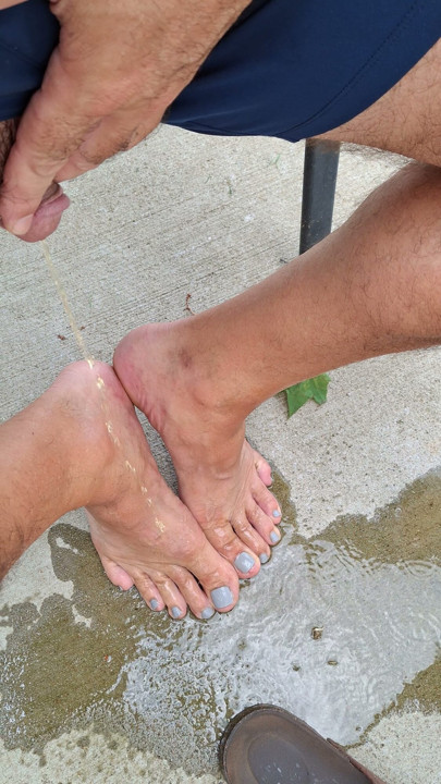 Pissing on your own feet feels so good!
