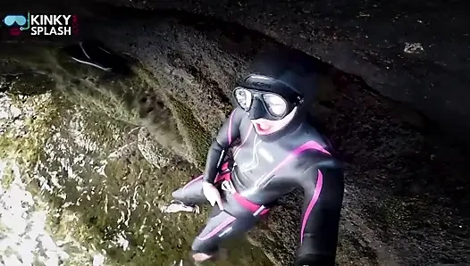 Neoprene wetsuit lagi asik masturbasi memeknya pakai masker di pinggir pantai