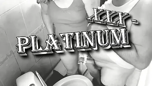 Моя жена помогла старому соседу подрочить член и камшот в туалете. Милф мастурбирует хуй. Старые и молодые. Кремпай Секс Порно Ручная работа