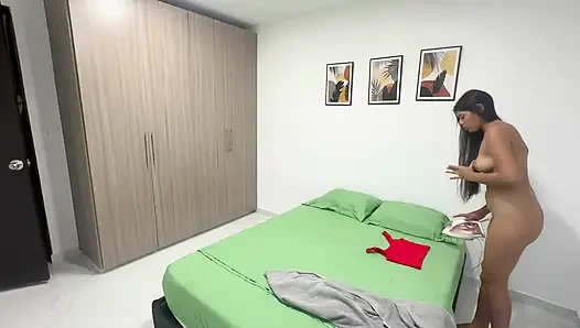 Pria latina dengan kontol besar menembus memek sempit gadis latina sampai crot di dalam memeknya.