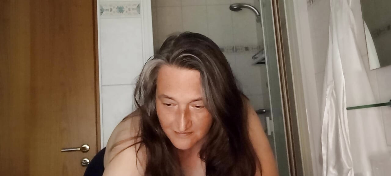 Gordinha de 52 anos brinca com seus peitos naturais antes de tomar banho - você vai gozar?