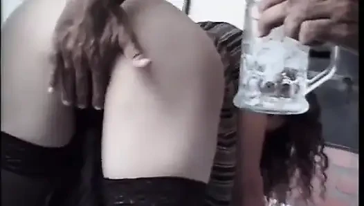 Brünettes küken mit wunderschönen titten wird mit zwei dongs im bett hardcore gefickt