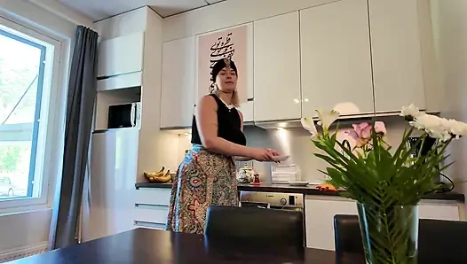 18 Yaşındaki Genç Üvey Oğul Büyük Memeli Üvey Annesini Tesettürlü Sikiyor