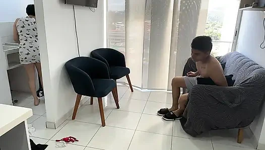 Мойентрас Эстой Лавандо Вео а Mi Curioso Херманастро Олер Mis Pantis, Я Понго Cachonda De Verlo Y Decido Follelo Duro.