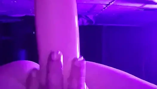 Скачу на моем 13-дюймовом дилдо