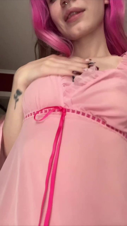 自信は彼女の最高のアクセサリーだ。ついてきて。